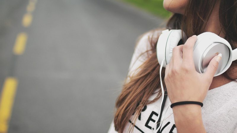 音频与配件生态:耳机与周边补充 示意图